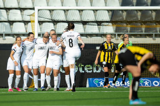 Eskilstunas Elise Stenevik jublar med lagkamrater