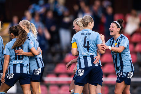 Djurgårdens Sanna Kullberg jublar med Hayley Dowd och