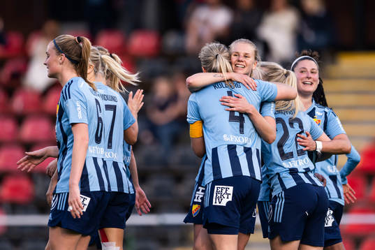 Djurgårdens Sanna Kullberg jublar med lagkamrater