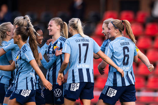 Djurgårdens Sanna Kullberg jublar med lagkamrater