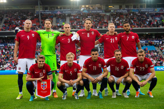 The staring eleven of Norway poses for a photo
