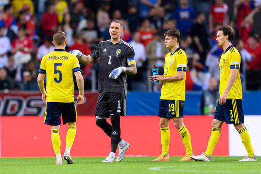 goalkeeper Robin Olsen of Sweden talks to his teammates