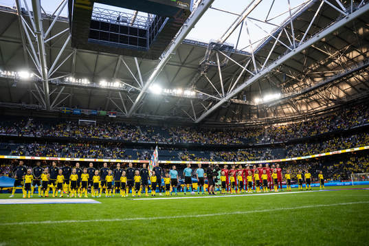 Players of Sweden and of Serbia