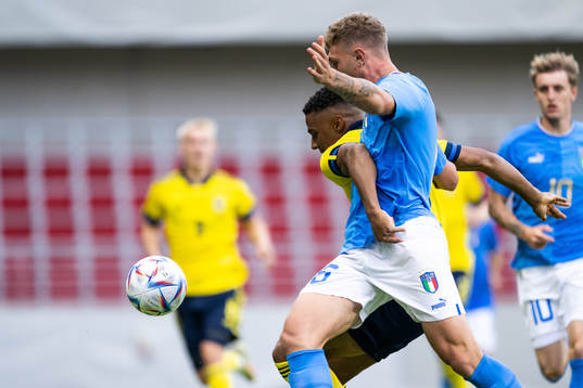 Amin Sarr of Sweden and Matteo Lovato of Italy