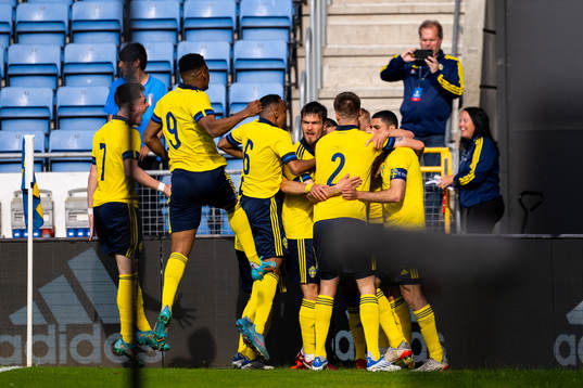 Carl Gustafsson celebrate with teammates