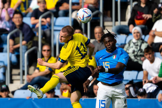 Isak Jansson of Sweden and Caleb Okoli of Italy