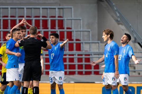 Referee Nathan Verboomen and players of Italy
