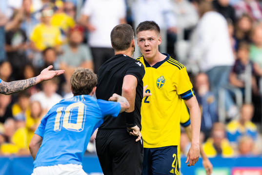Referee Nathan Verboomen and Emil Holm of Sweden