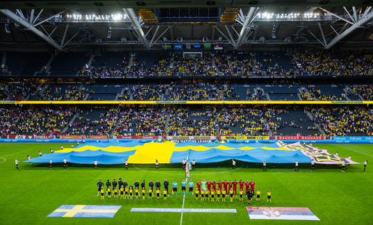 Players of Sweden and Serbia