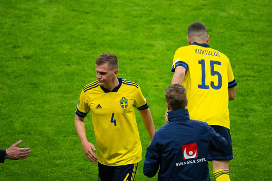 Joakim Nilsson changes with Edvin Kurtulus of Sweden