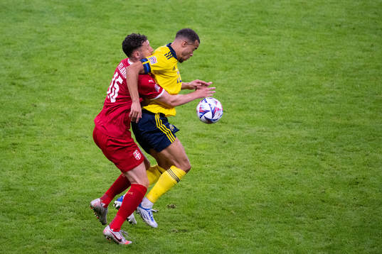 Milos Veljkovic of Serbia and Robin Quaison of Sweden