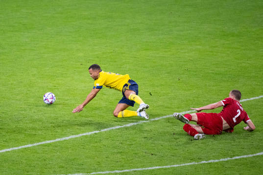 Robin Quaison of Sweden and Strahinja Pavlovic of Serbia
