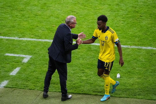Head coach Janne Andersson and Anthony Elanga of Sweden