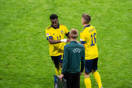 Viktor Gyökeres changes with Anthony Elanga of Sweden