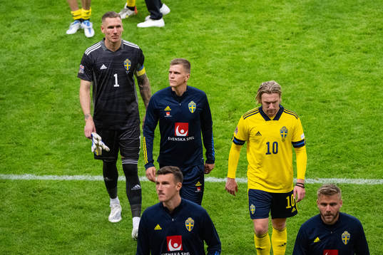 Goalkeeper Robin Olsen and Emil Forsberg look dejected