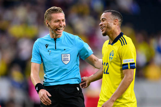 Referee Lawrence Visser and Robin Quaison of Sweden