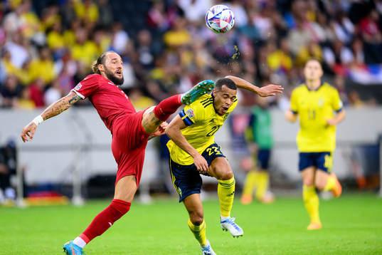 Nemanja Gudelj of Serbia and Robin Quaison of Sweden