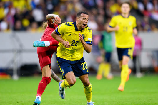 Nemanja Gudelj of Serbia and Robin Quaison of Sweden