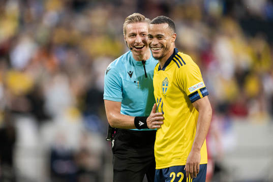 Referee Lawrence Visser and Robin Quaison of Sweden