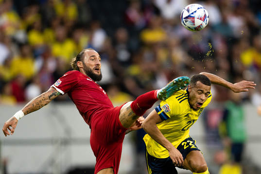 Nemanja Gudelj of Serbia and Robin Quaison of Sweden
