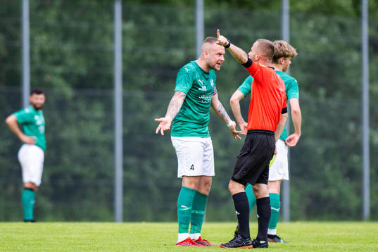 Husie Husie Patrick Öfjord Pedersen i samtal med domare