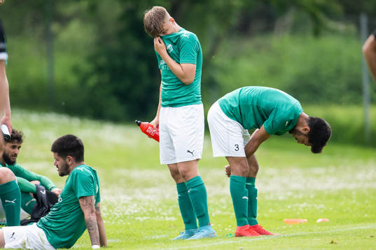 Husie spelare deppar