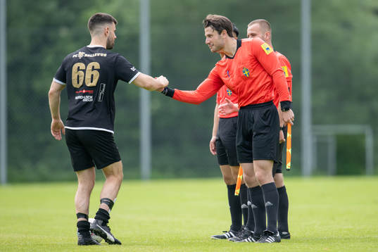 Bellevue Daniel Ramljak tackar domarna Ismar Huremovic,