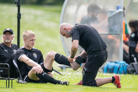 Bellevue Mads Johansen får hjälp av assisterande tränare
