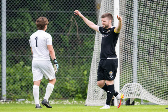 Bellevue Damir Becirovic jublar medan Husie målvakt Wilmer