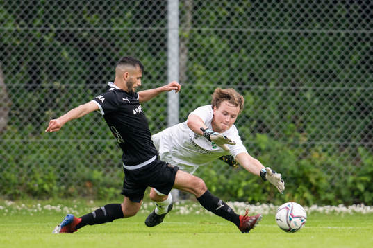 Husie målvakt Wilmer Magnusson och Bellevue Mirwais Yousufi