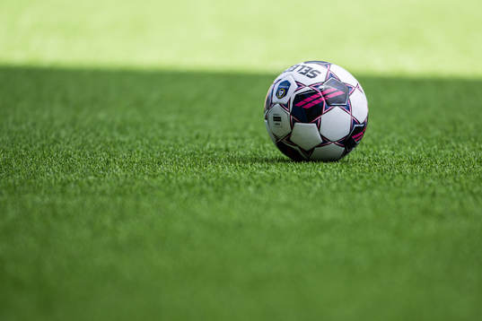En fotboll på konstgräset