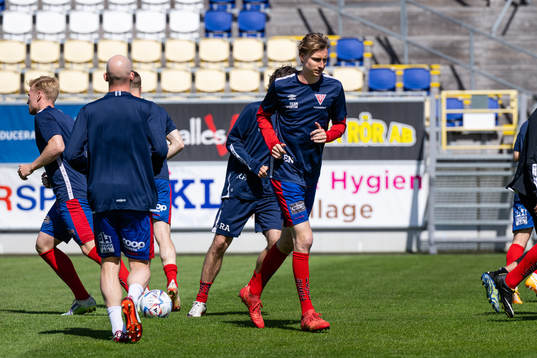 Tvååkers Eric Nilsson före fotbollsmatchen i Ettan