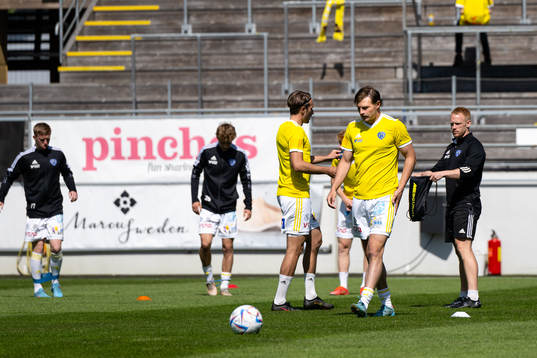 Falkenbergs Linus Dahl före fotbollsmatchen i Ettan södra