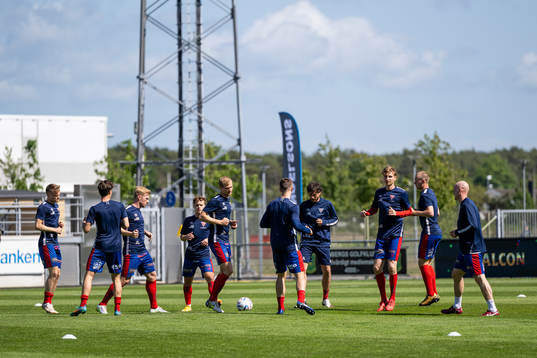 Tvååkers spelare före fotbollsmatchen i Ettan södra