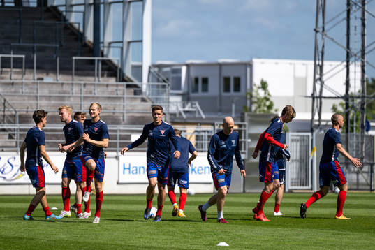 Tvååkers spelare före fotbollsmatchen i Ettan södra