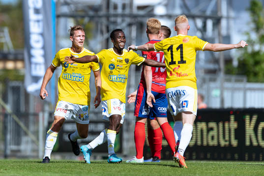 Falkenbergs Robin Hofsö och Godwin Aguda jublar