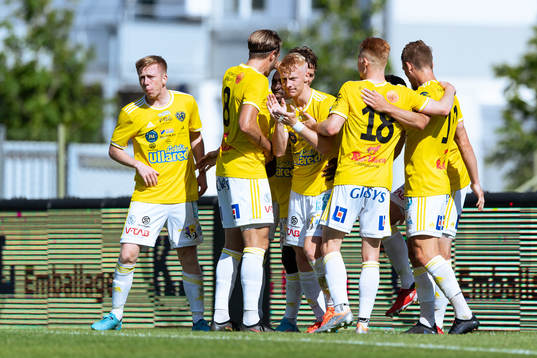 Falkenbergs Wilhelm Ärlig jublar med laget