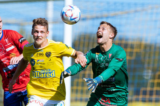 Falkenbergs Robin Hofsö och Tvååkers målvakt Anton