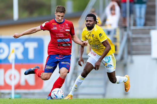 Tvååkers Johan Andersson och Falkenbergs Kwame Kizito