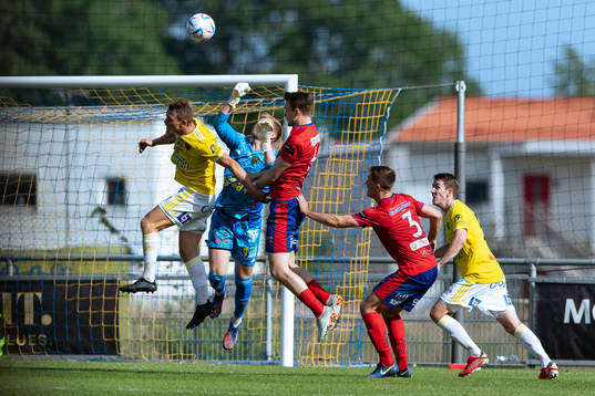 Falkenbergs målvakt Tim Erlandsson boxar bort bollen