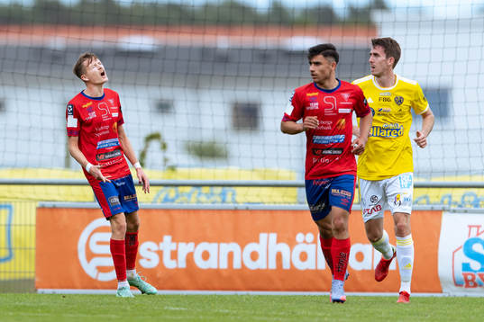 Tvååkers Rasmus Cronwall reagerar
