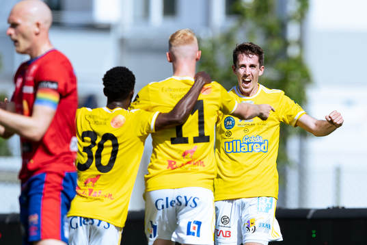 Falkenbergs Adam Eriksson jublar