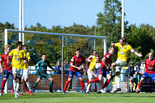 Falkenbergs Tobias Karlsson med målchans
