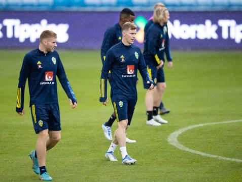 Dejan Kulusevski and Emil Krafth of the Swedish national