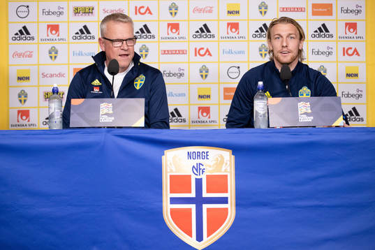 Head coach Janne Andersson and Emil Forsberg  of the