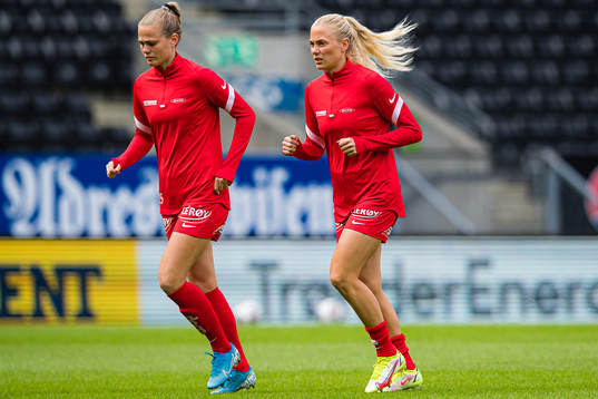 Marthine Østenstad and Guro Bergsvand of Brann warms up