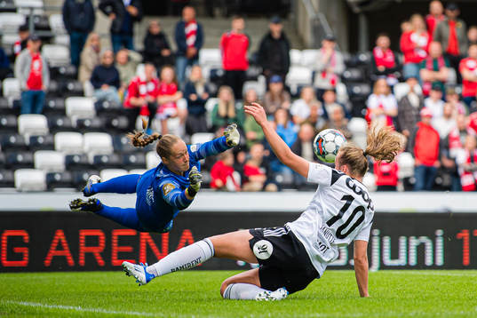 Aurora Mikalsen of Brann and Sara Kanutte Sørensen Fornes