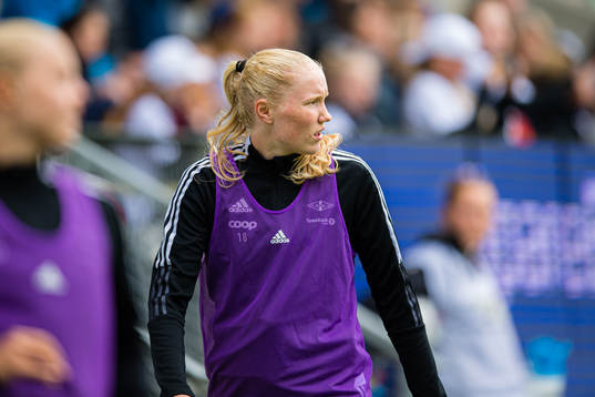 Synne Amdahl Brønstad of Rosenborg warms up