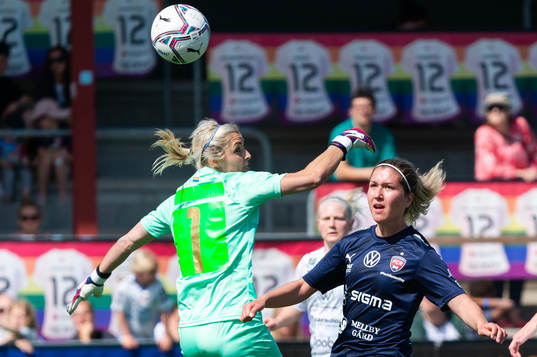 Umeås målvakt Erin Nayler och FC Rosengårds Loreta