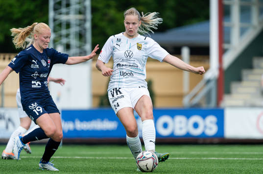 Umeås Henna-Riikka Honkanen och FC Rosengårds Sofie Bruun